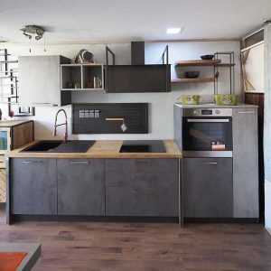 Cucina moderna industrial lineare con top in rovere